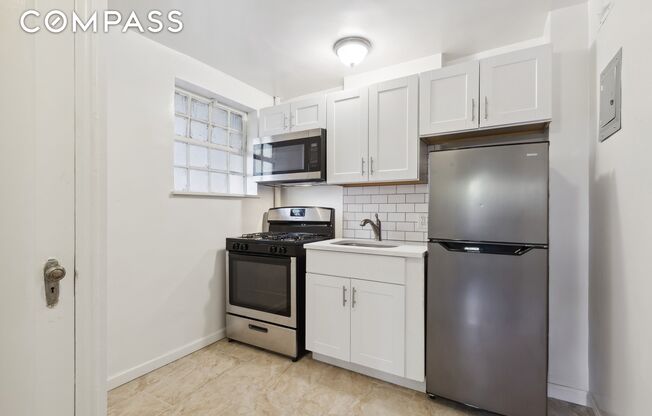 1 bed, 1 bath, 560 sqft, $1,800, Unit D10