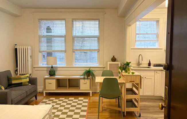 Studio, 1 bath, 335 sqft, $2,195, Unit Unit 06