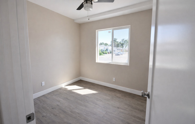 5 Bed / 3 Bath on Rockford Dr (Large Rooms & Backyard) – Walk to Campus!!