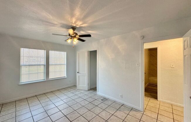 3 beds, 1 bath, 1,082 sqft, $900, Unit 912 Stetson