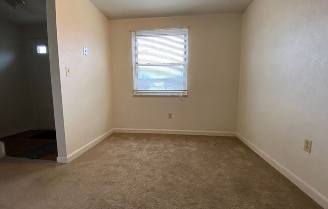 Lovely Hemlock Square 2BR Townhouse with Great Natural Light and Central Air!! Call Today!