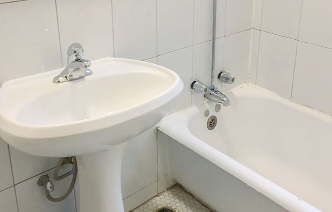 2 beds, 1 bath, 920 sqft, $1,995, Unit 2004-2