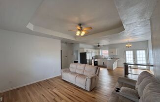 3 beds, 2 baths, $1,400, Unit # STRAFFORD