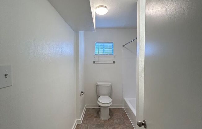 2 beds, 1 bath, $895, Unit MA9133