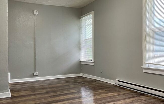 Darling 2 Bedroom 1 Bathroom Home in Minneapolis!