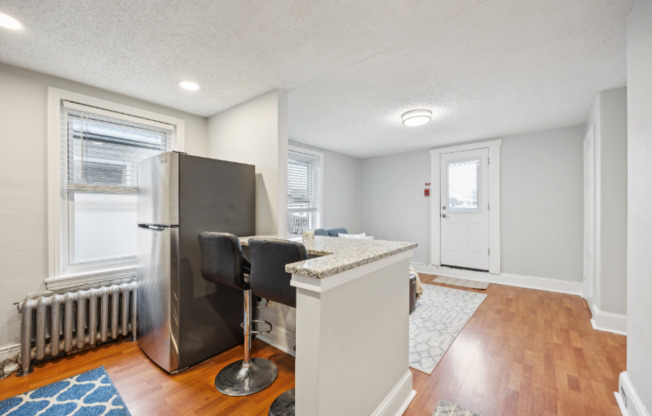 2812 W GIRARD AVE