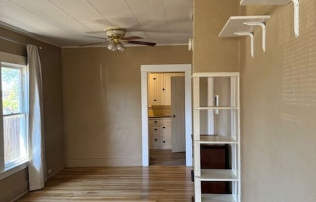 2 beds, 1 bath, 900 sqft, $1,350, Unit A