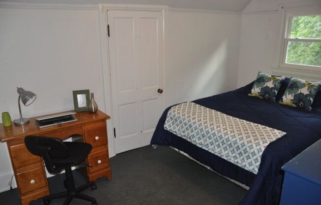 3 beds, 1 bath, $2,100, Unit 118-3