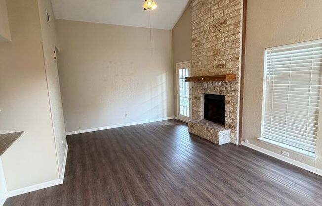 2/2 with backyard (llarda)