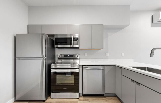 7150 N GREENWICH AVE