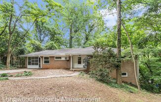 721 Luckie Ln NE