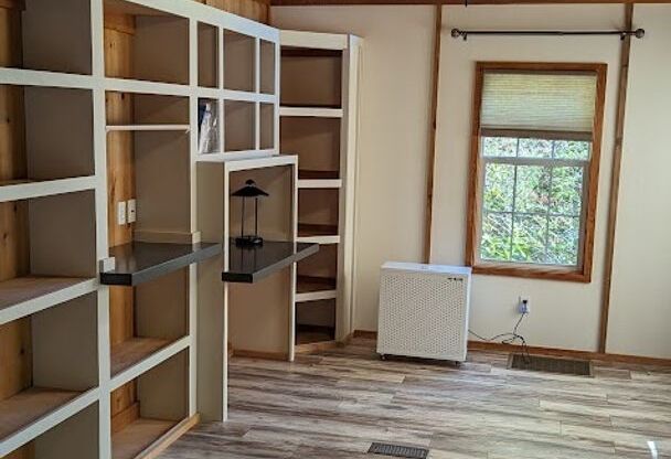 Adorable 1BD/1BA Tiny Home in the Isis Cove Development off Bradley Branch Rd.