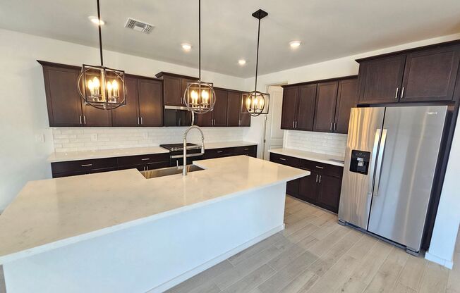 Beautiful new build w mountain views
