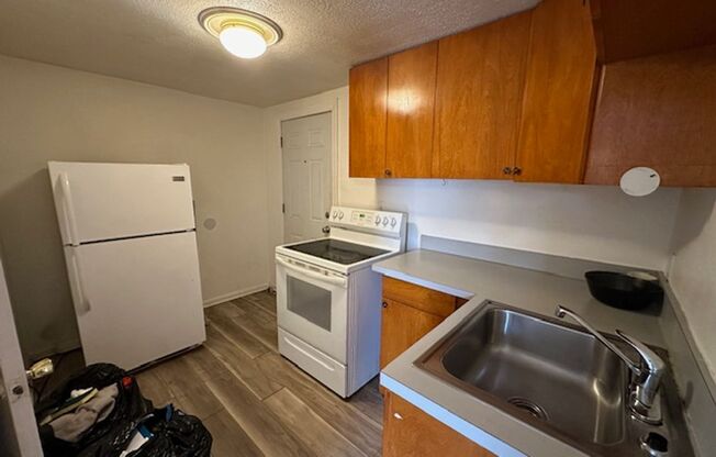 1 bed, 1 bath, 700 sqft, $850, Unit Apt 5