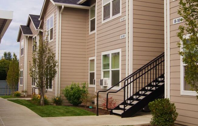 108-Hillsdale Plaza Apartments