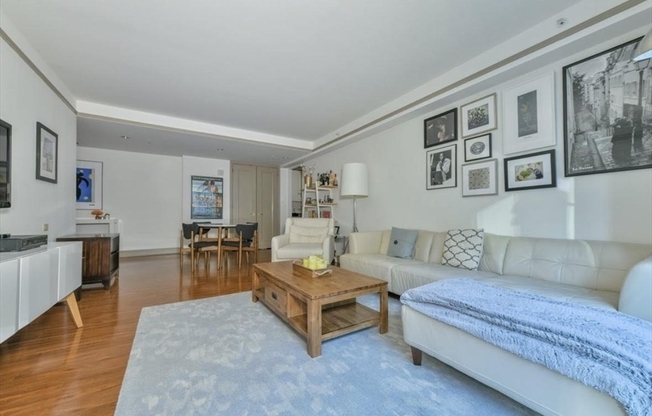 1 bed, 1 bath, 843 sqft, $4,300, Unit 810