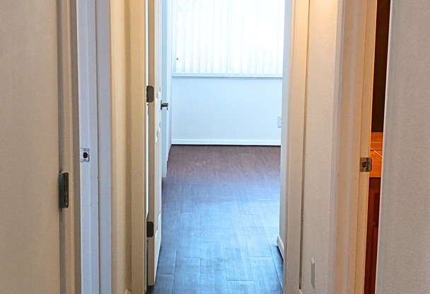 2 beds, 1 bath, 810 sqft, $1,105, Unit 20-C