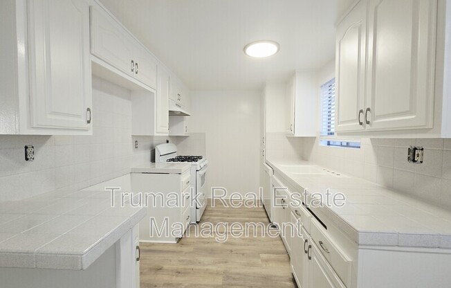 210 W TUJUNGA AVE