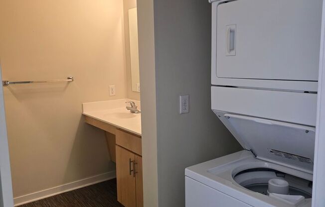 2 beds, 1 bath, 822 sqft, $1,880, Unit 414