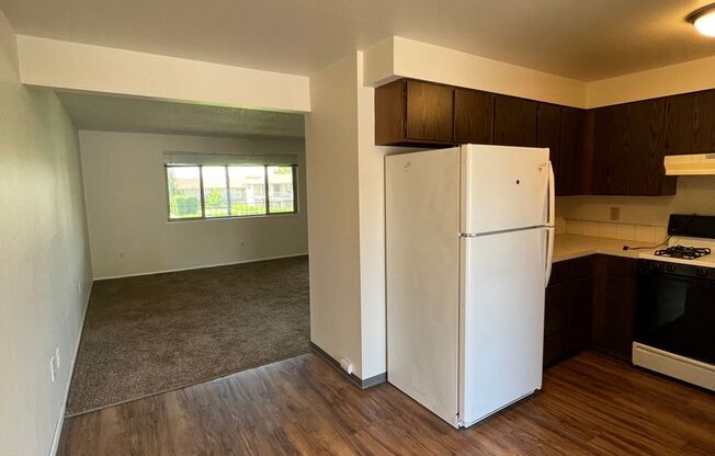 3 beds, 1 bath, 850 sqft, $1,275, Unit 4209-2