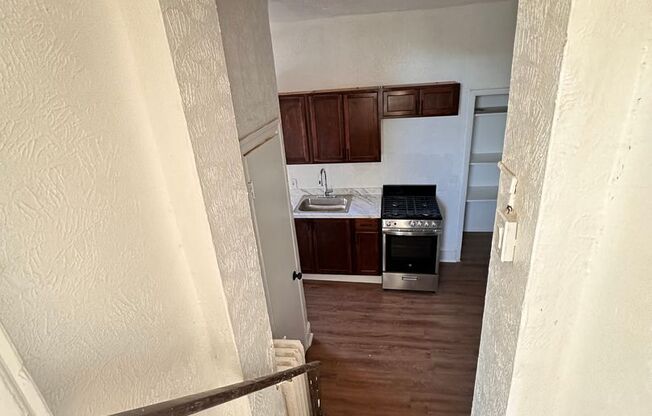 Studio, 1 bath, $895, Unit 1R