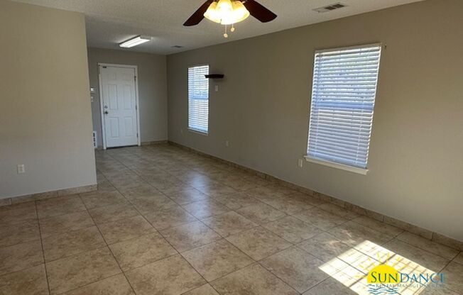 Great 2 Bedroom 1 bath Duplex in Navarre!