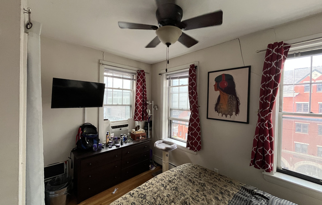 2 beds, 1 bath, $3,500, Unit 8