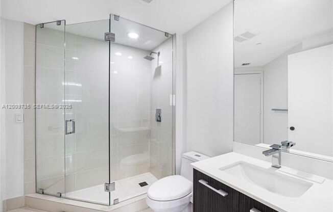2 beds, 2 baths, 924 sqft, $5,200, Unit 45 SW 9th St # 1508