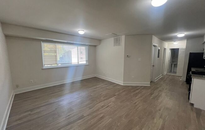 2 beds, 1 bath, $1,400, Unit 5229-302