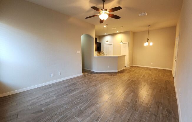 Creekside Crossing / 3/2/2 / Covered Patio /Fenced in Back Yard / CISD