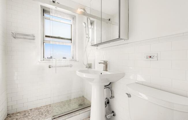 2 beds, 1 bath, 1,000 sqft, $4,250, Unit 11H