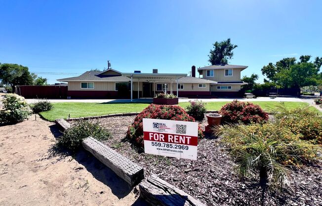 $2,395 Clinton & Maple, 3 Bedroom 2 Bathroom - Harvard Ave, Fresno - Spacious and Landscaped Yard