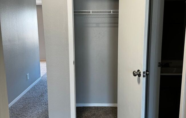 2 beds, 1 bath, 860 sqft, $990, Unit 10126-2