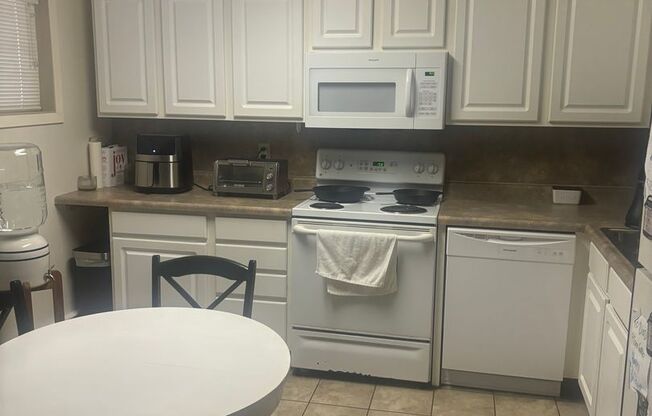 2 beds, 1 bath, $1,250, Unit 9