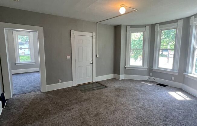 2 beds, 1 bath, $825, Unit 604 Lower