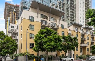 Modern 2-Bedroom Condo with Premium Amenities in Downtown San Diego