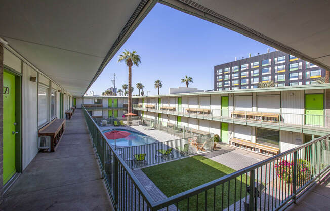 Community courtyard at The Continental Apartments in Phoenix AZ Nov 2020 (7)