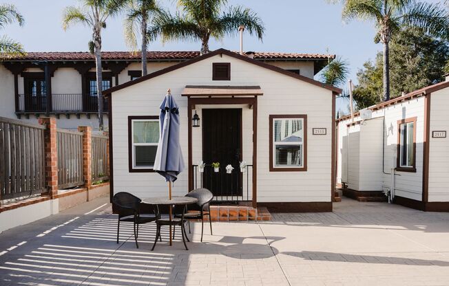 **CHARMING CASITA ** 1Bedroom / 1 Bath available in the Highly desirable Old Town Neighborhood !