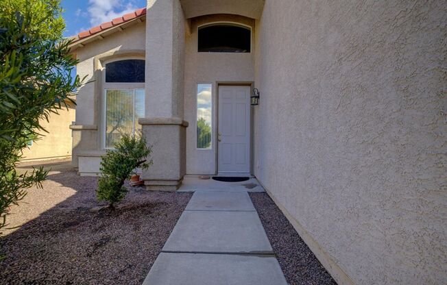 Continental Ranch 5 Bedroom 3 Bathroom w/Sparkling Pool $500 off first months rent!