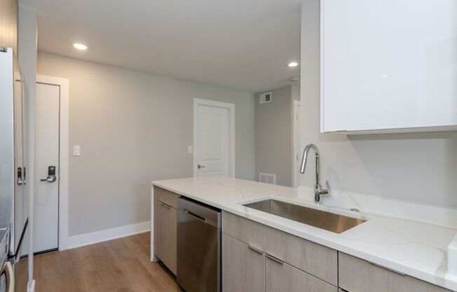 Large Old Town 1 Bedroom With Tons of Light