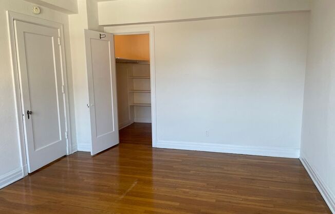 1 bed, 1 bath, 985 sqft, $1,485, Unit New King Edward  608