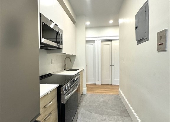 2 beds, 1 bath, $3,600, Unit 106