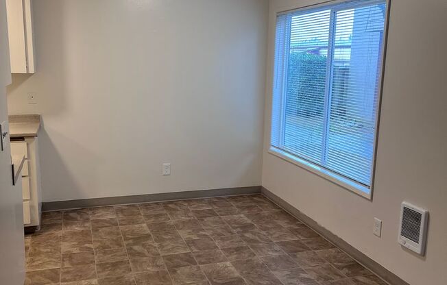 2 beds, 1.5 baths, 920 sqft, $1,595, Unit 42