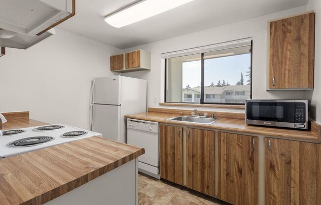 New carpet and paint! Top floor, 2drm, 2 full bath, open floor plan, pool, water, sewer, garbage included in rent