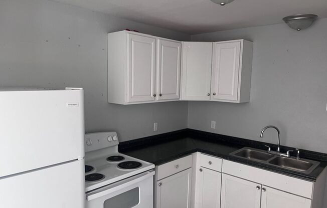 2 beds, 1 bath, $995, Unit # #B