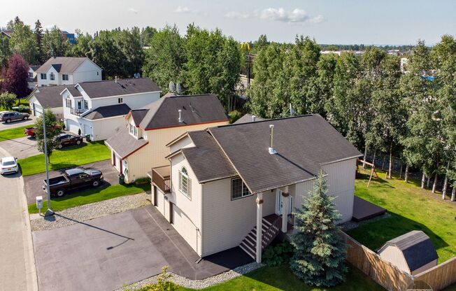 MUST SEE! | 4 BEDROOM 2.5 BATHROOM HOUSE | 3 CAR HEATED GARAGE | AVAILABLE---> Feb 28