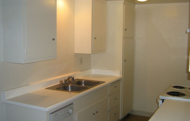 2 beds, 1 bath, $2,450, Unit 3344-20