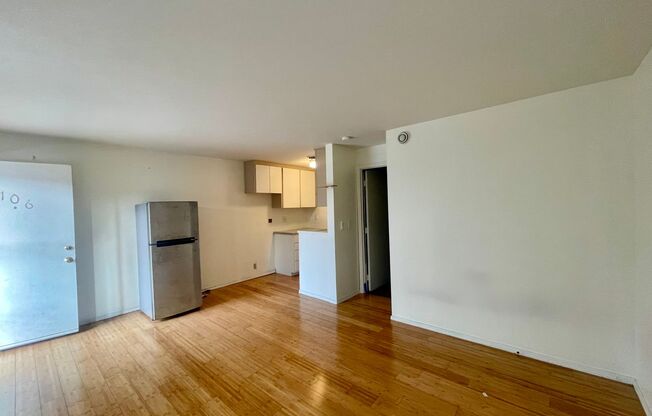 1 bedroom, 1 Bath Apartment in Columbia City! $1300 Per month