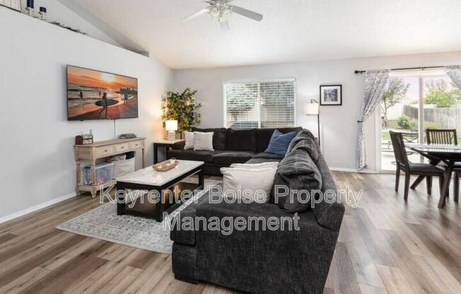 879 N TRAQUAIR PL