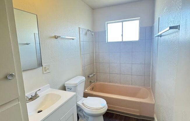 2 beds, 1 bath, $1,300, Unit 1100 E 17th St Apt 39